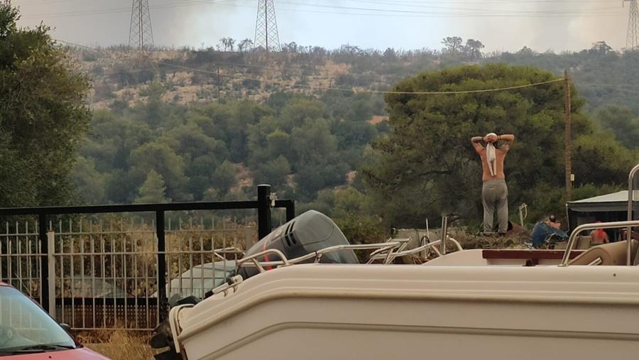 Άνδρας παρακολουθεί τη φωτιά