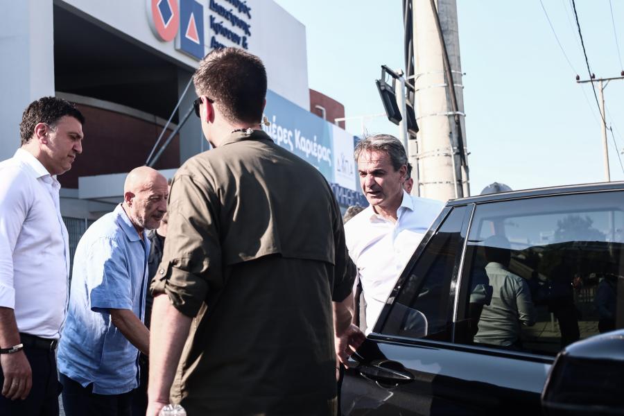 Ο Κυριάκος Μητσοτάκης στο Κέντρο Επιχειρήσεων