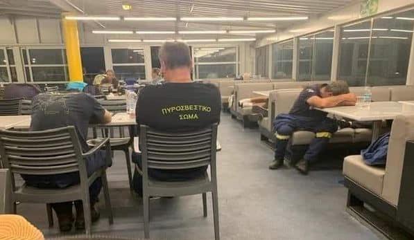 Πυροσβέστες κοιμούνται στις καρέκλες