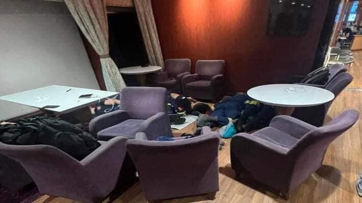 Πυροσβέστες κοιμούνται στο πάτωμα
