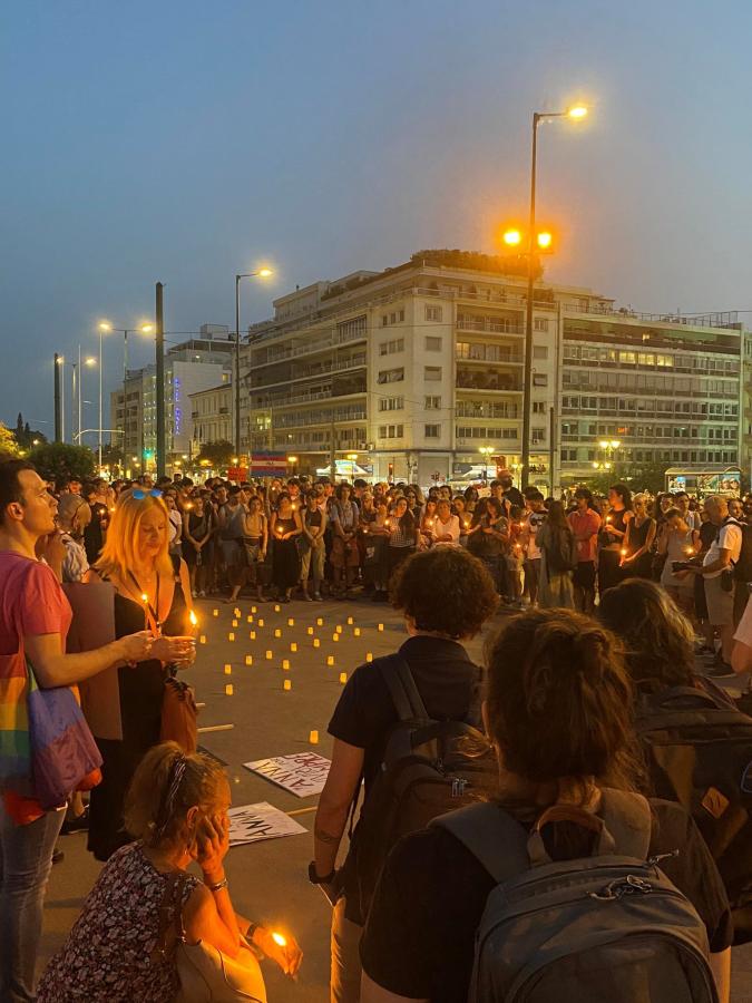 Συγκεντρωμένοι με κεράκια στο Σύνταγμα για την δολοφονία της Άννας