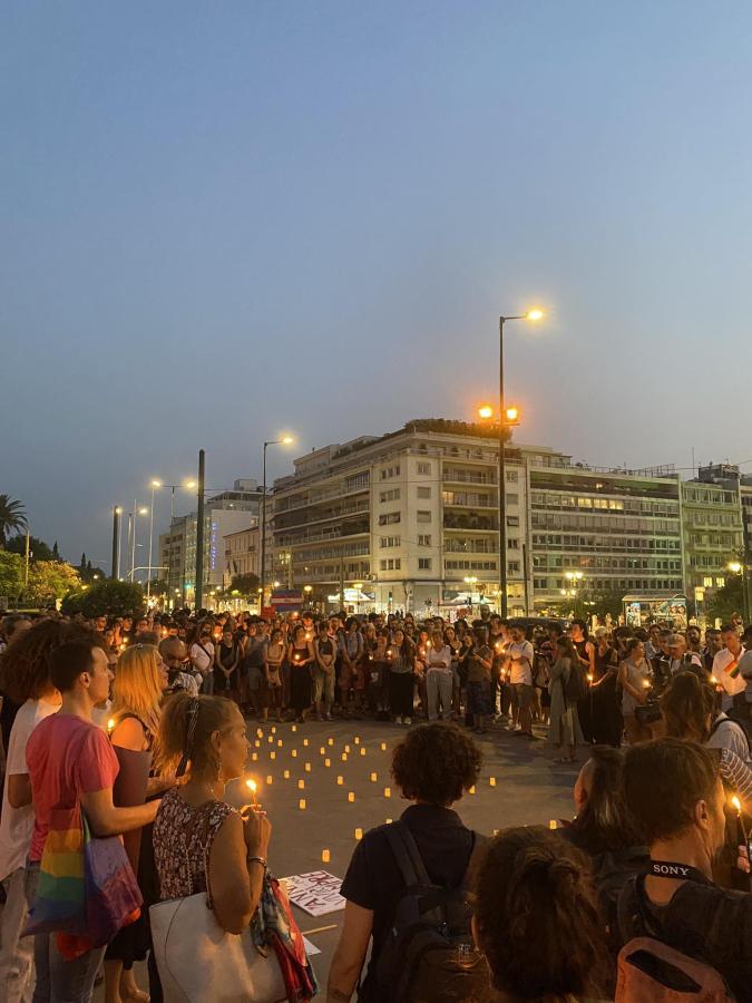 Συγκεντρωμένοι με κεράκια στο Σύνταγμα για την δολοφονία της Άννας