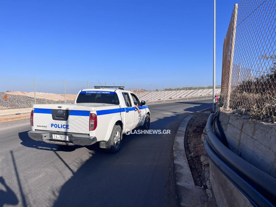 αγροτικό της αστυνομίας έξω από το εργοστάσιο