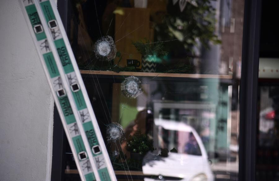 Σπασμένη τζαμαράι καφετέριας