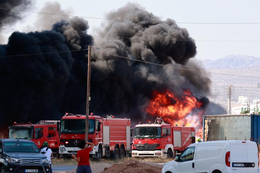 φωτιά σε μάντρα αυτοκίνητων στον Ασπρόπυργο
