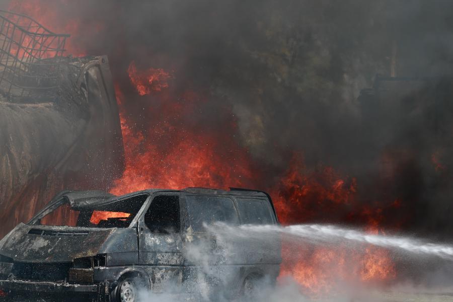 φωτιά σε μάντρα αυτοκίνητων στον Ασπρόπυργο