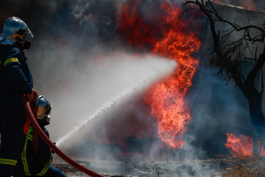 φωτιά σε μάντρα αυτοκίνητων στον Ασπρόπυργο