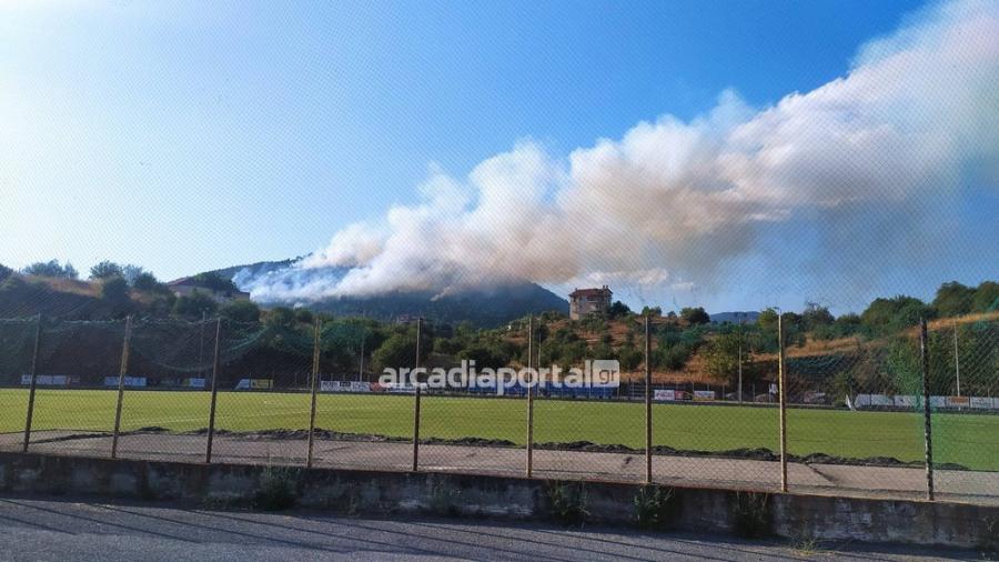 καπνός από τη φωτιά στην Τρίπολη
