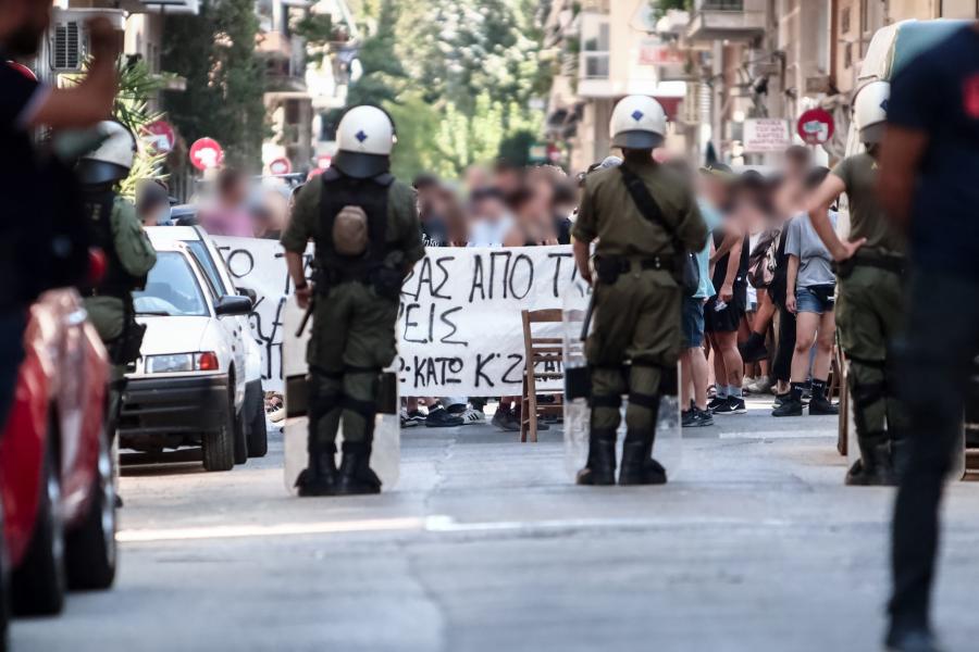 ΜΑΤ μπροστά από συγκεντρωμένο κόσμο