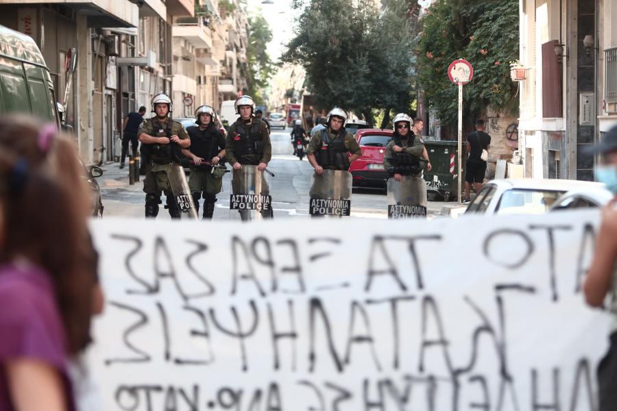 ΜΑΤ μπροστά σε πανό
