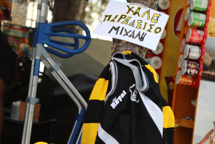 λουλούδια και σημειώματα στο σημείο της δολοφονίας του 29χρονου