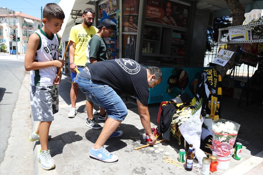 λουλούδια και σημειώματα στο σημείο της δολοφονίας του 29χρονου
