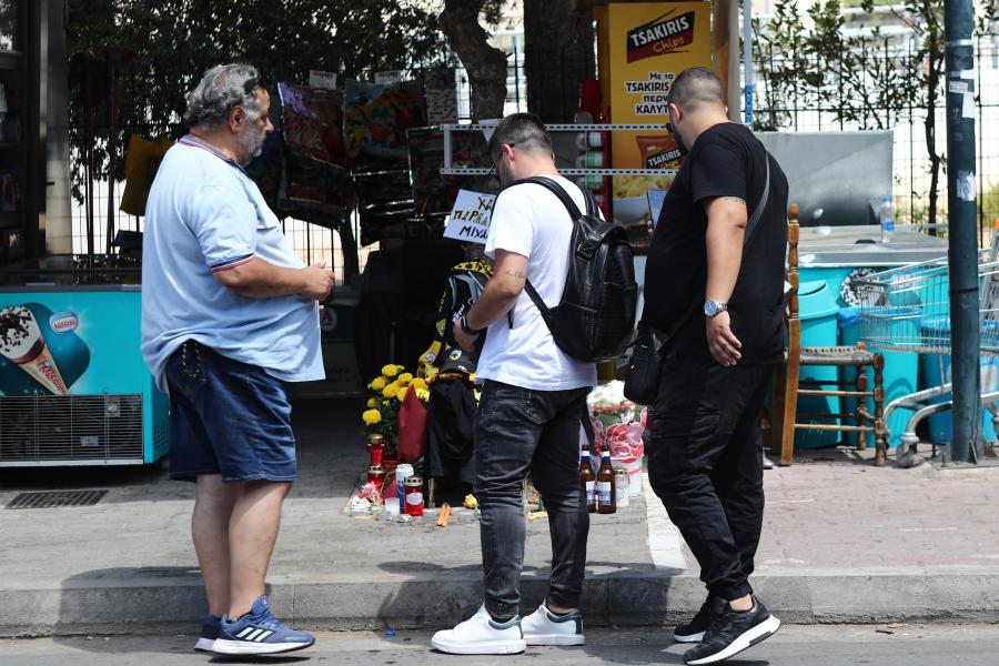λουλούδια και σημειώματα στο σημείο της δολοφονίας του 29χρονου