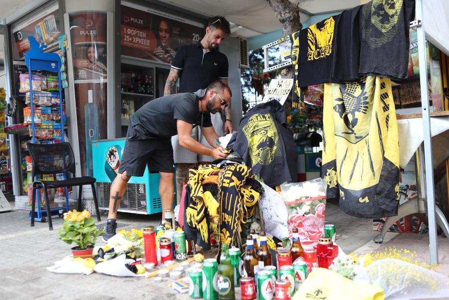 λουλούδια και σημειώματα στο σημείο της δολοφονίας του 29χρονου