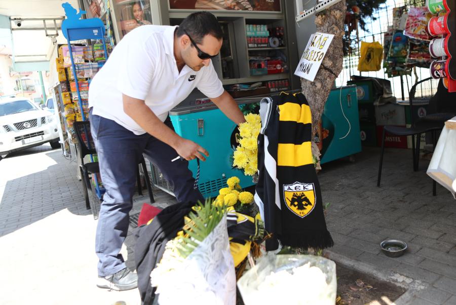 λουλούδια και σημειώματα στο σημείο της δολοφονίας του 29χρονου