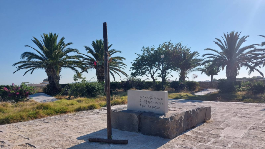 Ο βανδαλισμένος τάφος του Νίκου Καζαντζάκη