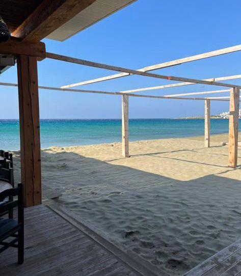παράνομη ξύλινη κατασκευή σε παραλία στην Τήνο