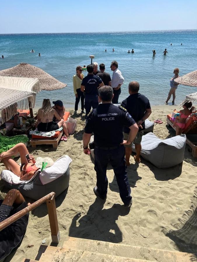 αστυνομικοί κάνουν έλεγχο σε παραλία στην Τήνο