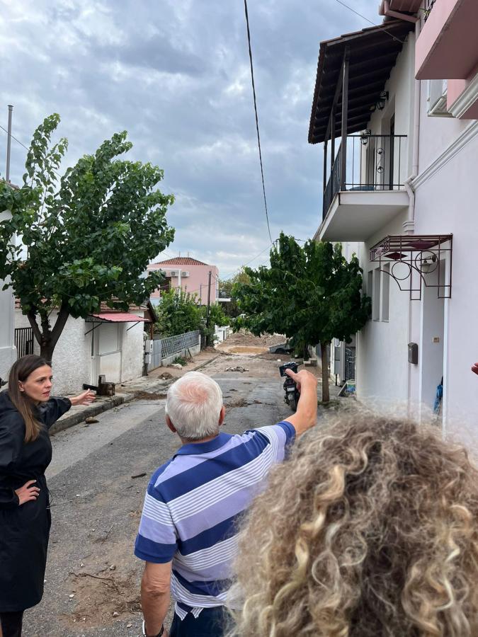 Η Έφη Αχτσιόγλου στις πληγείσες από την κακοκαιρία Daniel, στην Μαγνησία