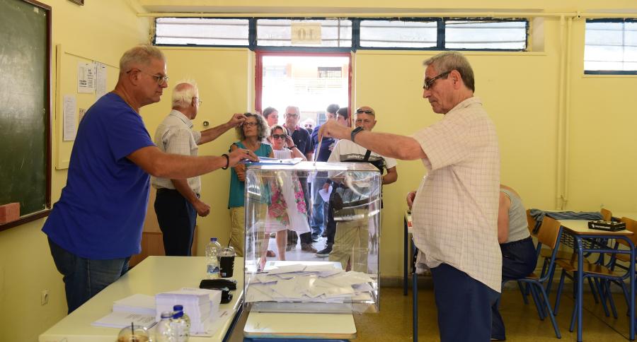 Κόσμος ψηφίζει στις εκλογές του ΣΥΡΙΖΑ