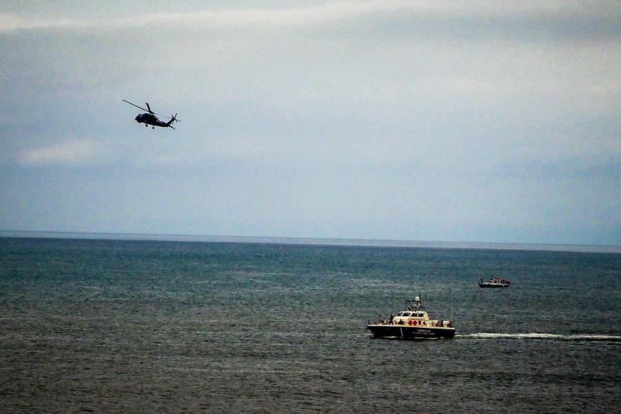 Έρευνες στη θάλασσα από ελικόπτερο και από σκάφος του λιμενικού