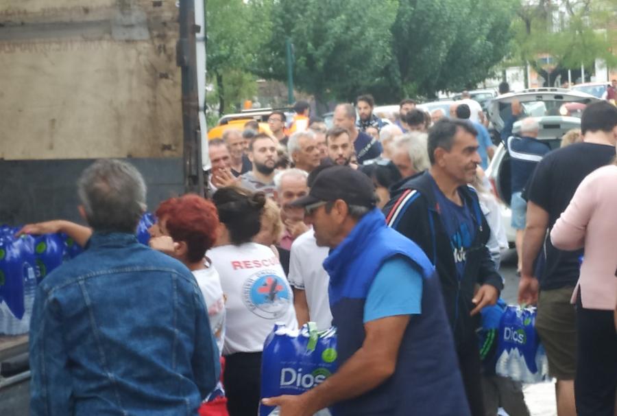 Προμήθεια με μπουκάλια νερού σε πληγέντες από την κακοκαιρία
