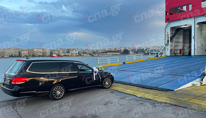 Η νεκροφόρα που μεταφέρει τη σορό του Αντώνη μπαίνει στο πλοίο