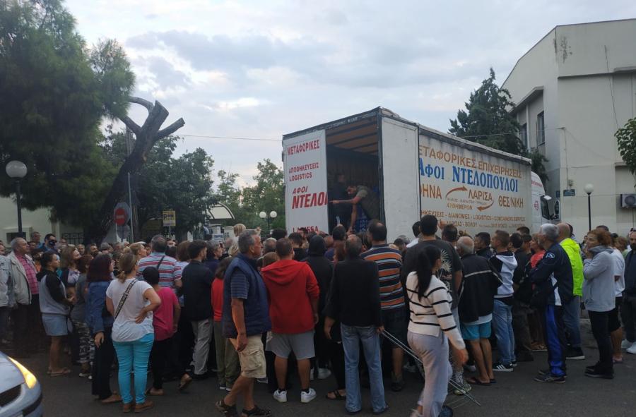 Προμήθεια με μπουκάλια νερού σε πληγέντες από την κακοκαιρία