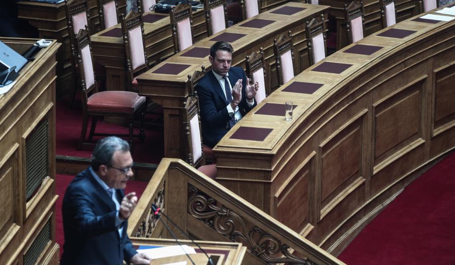 Ο Στέφανος Κασσελάκης και ο Σωκράτης Φάμελλος στη Βουλή