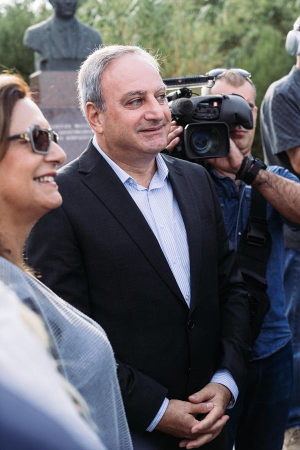 Κόσμος στο μνημείο Μισιαούλη και Καβάζογλου