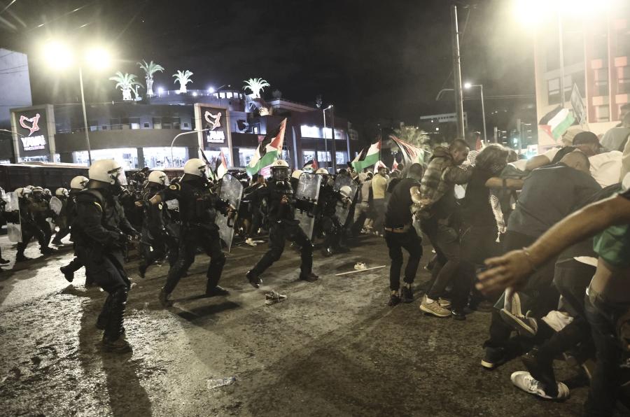 ΜΑΤ επιτίθονται σε κόσμο στην πορεία υπέρ της Παλαιστίνης