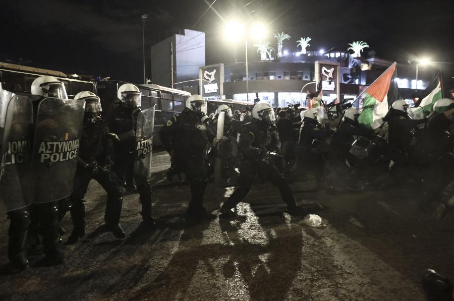 ΜΑΤ επιτίθονται σε κόσμο στην πορεία υπέρ της Παλαιστίνης