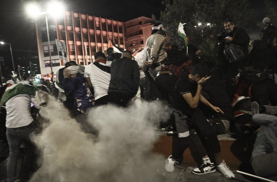 Κόσμος προσπαθεί να φύγει από τα χημικά των ΜΑΤ στην πορεία υπέρ της Παλαιστίνης