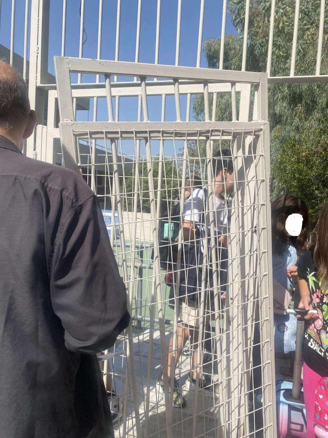 Παιδιά βγαίνουν από την σιδερένια πόρτα του σχολείου που έσπασε