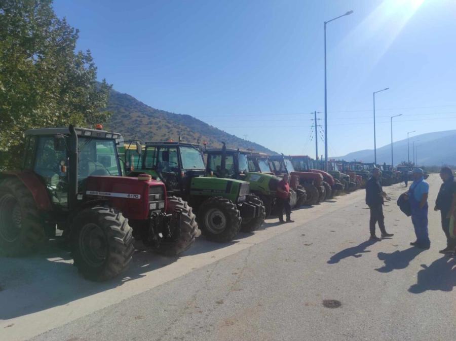 Διαμαρτυρία αγροτών με τα τρακτέρ τους στα Τρίκαλα