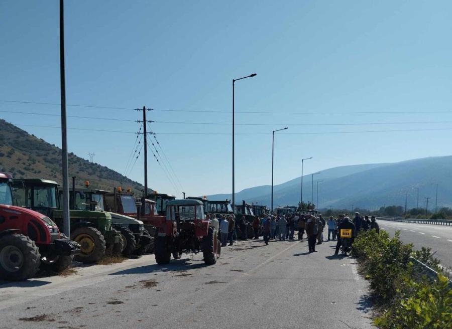 Διαμαρτυρία αγροτών με τα τρακτέρ τους στα Τρίκαλα