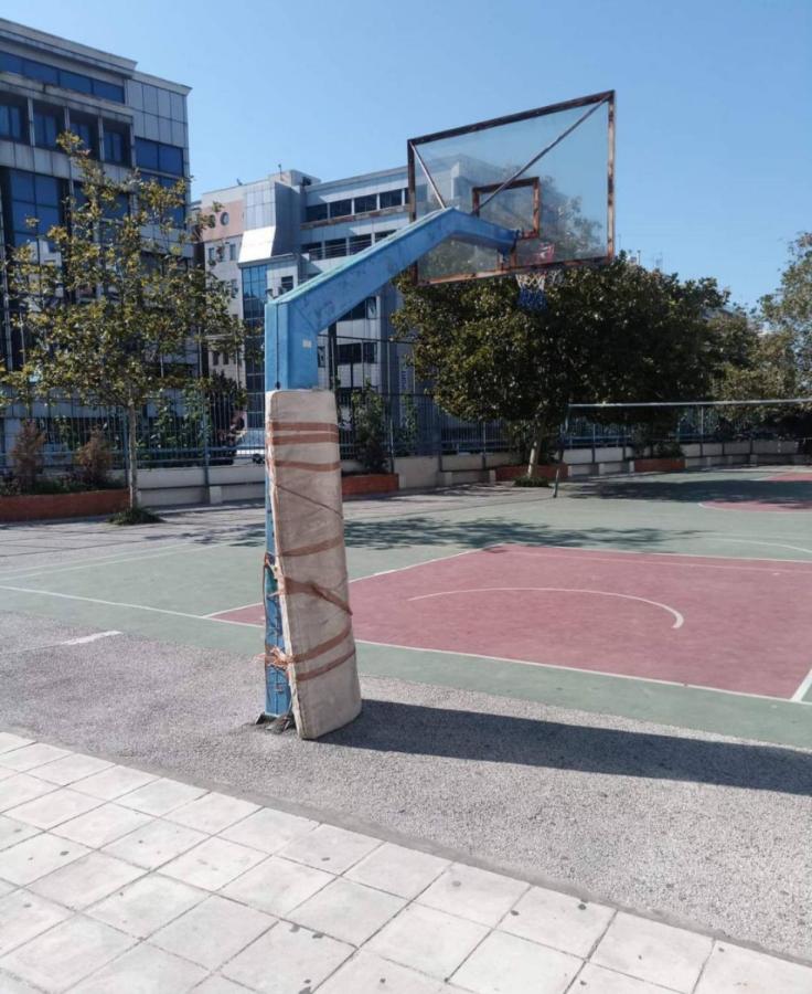 Μπασκέτα σε προαύλιο σχολείου