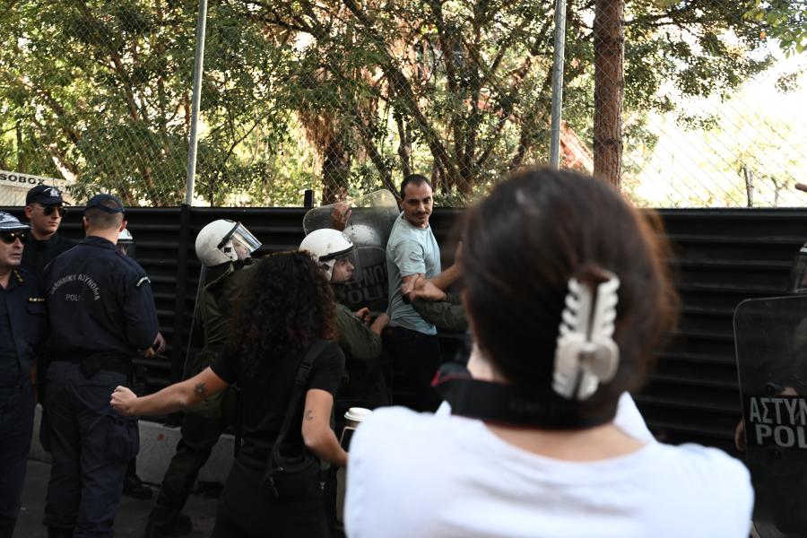 Κόσμος στα Εξάρχεια