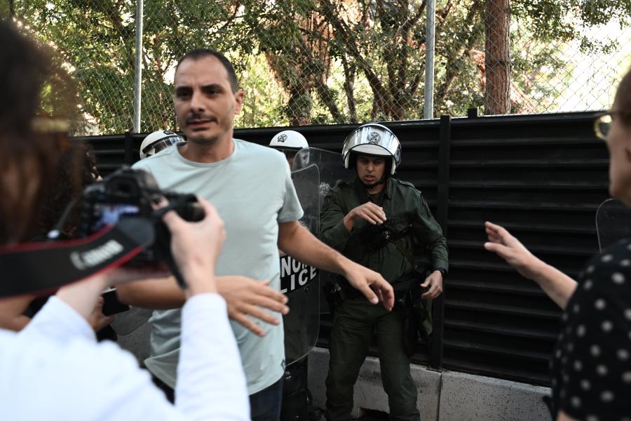 Κόσμος στα Εξάρχεια και ΜΑΤ