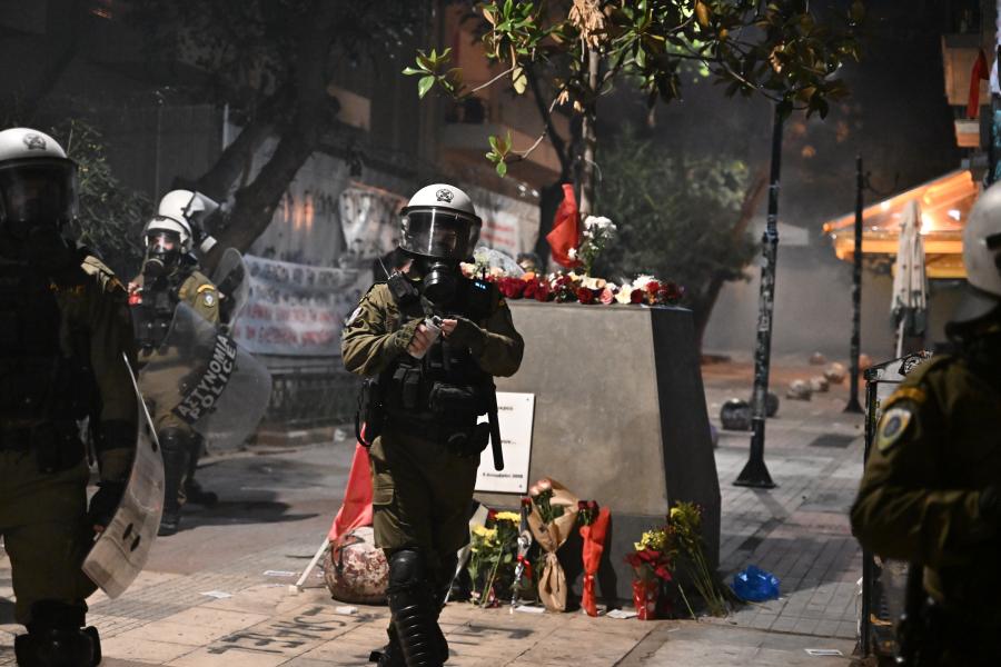ΜΑΤ στο σημείο της δολοφονίας του Γρηγορόπουλου στα Εξάρχεια