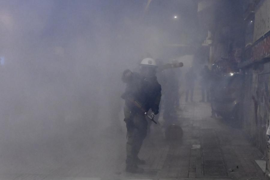 Άνδρας των ΜΑΤ και καπνός από χημικά