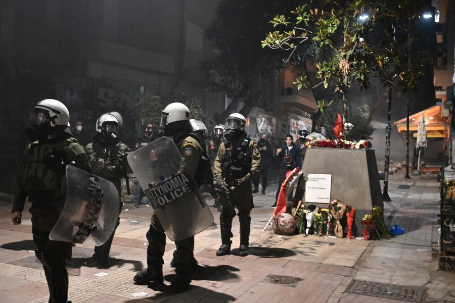 ΜΑΤ στο σημείο της δολοφονίας του Γρηγορόπουλου στα Εξάρχεια