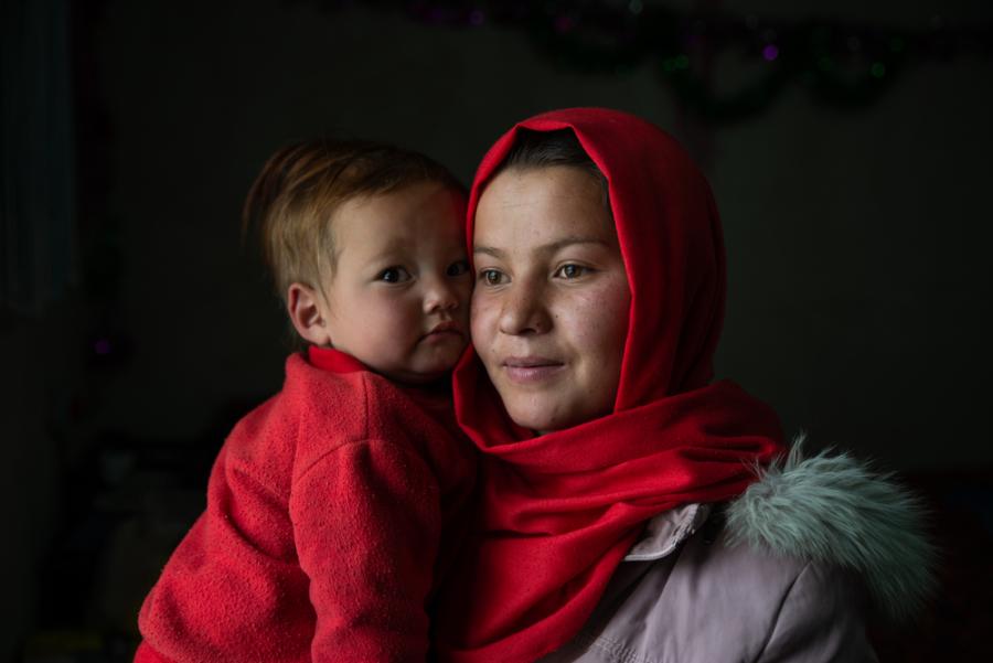 Μια μητέρα με το μικρό κορίτσι της στο σπίτι τους στο Jarokashan, ένα χωριό στο Band-e-Amir. Οι Γιατροί Χωρίς Σύνορα παρέχουν υγειονομική περίθαλψη σε μια κοινότητα όπου δεν υπάρχουν άλλες επιλογές για γυναίκες και παιδιά. Επαρχία Bamyan, Αφγανιστάν, Απρίλιος 2023.- Nava Jamshidi