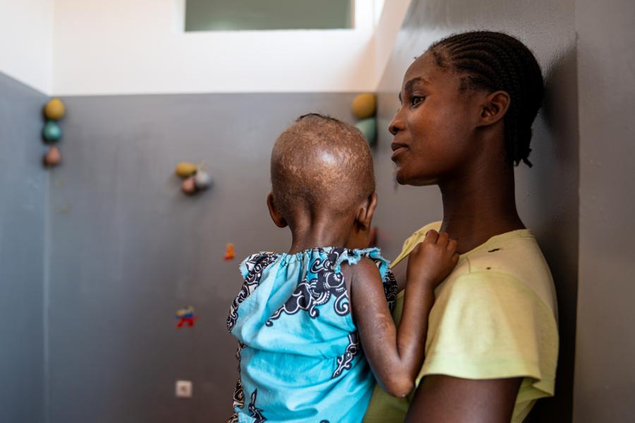 Η Paulina Cassombu κρατά την κόρη της, Rosa, η οποία είχε εισαχθεί στο Δημοτικό Νοσοκομείο Cuvango τρεις εβδομάδες νωρίτερα με σοβαρό υποσιτισμό και απώλεια κινητικότητας. Το προσωπικό των Γιατρών Χωρίς Σύνορα μπόρεσε να την περιθάλψει και να την κάνει να περπατήσει ξανά. Cuvango, επαρχία Huíla, Αγκόλα, Μάιος 2023.- Mariana Abdalla/MSF