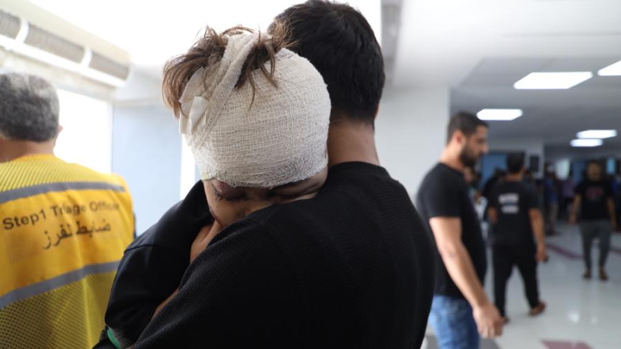 Ένα νεαρό αγόρι που τραυματίστηκε από αεροπορική επιδρομή στη Γάζα αγκαλιάζει τον πατέρα του, αφού έλαβε θεραπεία στο νοσοκομείο Al-Shifa. Λωρίδα της Γάζας, Παλαιστίνη, 19 Οκτωβρίου 2023.- Mohammad Masri