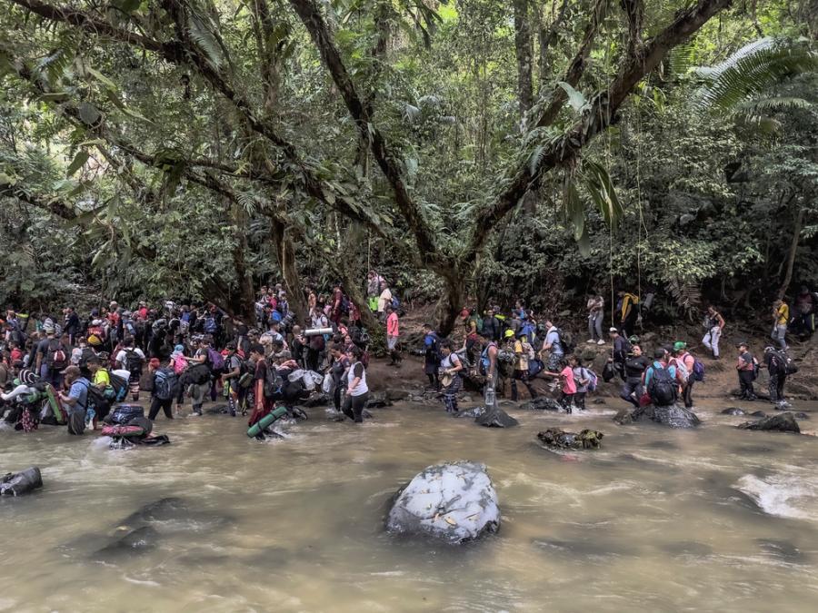 Οι άνθρωποι που μετακινούνται από τη Νότια στη Βόρεια Αμερική διασχίζουν ένα ποτάμι στο Darién gap, καθώς περνούν τα σύνορα του Παναμά. Κοντά στο Lajas Blancas, Παναμάς, Αύγουστος 2023.- Juan Carlos Tomasi/MSF