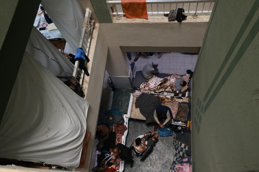 Πανοραμική άποψη ενός πολυσύχναστου διαδρόμου στο νοσοκομείο Al-Aqsa, όπου οι ασθενείς και οι εκτοπισμένοι αναγκάζονται να συνυπάρξουν. Middle Area, Γάζα, Λωρίδα, Παλαιστίνη, 29 Νοεμβρίου 2023.- Mohammed ABED