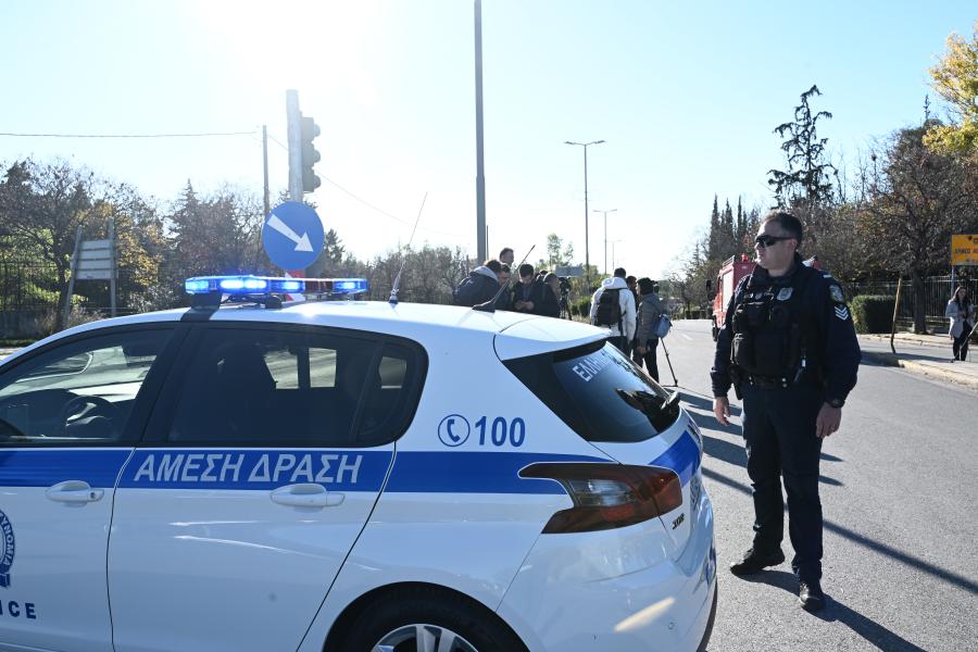 Αστυνομικός και περιπολικό της αστυννομίας