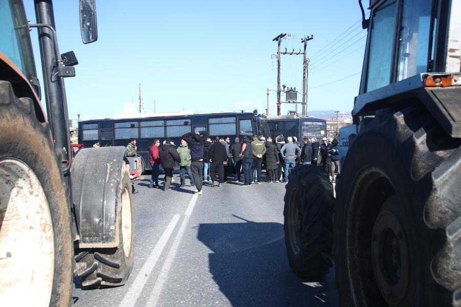 Αγρότες και τρακτέρ μπροστά απο κλούβα των ΜΑΤ