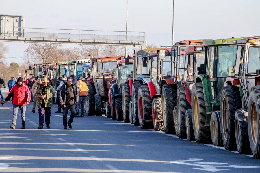 Αγρότες και τρατκέρ στον δρόμο